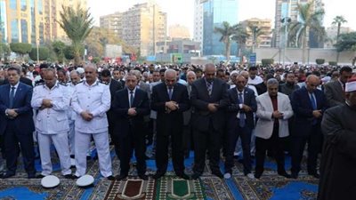 محافظ الجيزة يشارك المواطنين شعائر صلاة عيد الأضحى المبارك