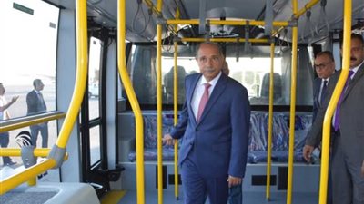 وزير الطيران يتابع حركة السفر ومصر للطيران تحتفل مع الركاب بعيد الاضحى