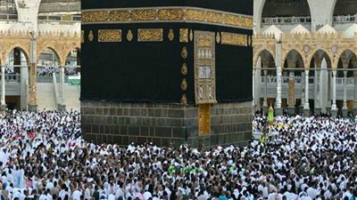 ضيوف الرحمن يؤدون طواف الإفاضة بالمسجد الحرام