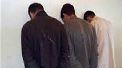 القبض على 3 عاطلين شرعوا في سرقة توك توك بالإكراه في الخانكة