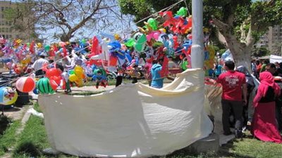 إقبال كبير من المواطنين للتنزه بكورنيش النيل بالمنيا وسط تواجد أمني مكثف