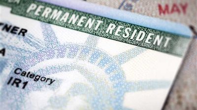 الإدارة الأمريكية تصدر قانونا يسمح لسلطات الهجرة برفض منح البطاقات الخضراء لغير المكتفين ماليا