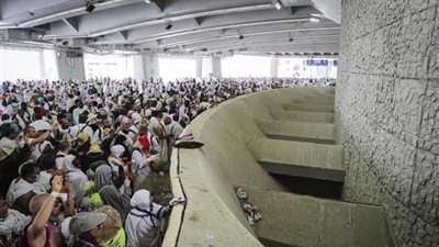 حجاج بيت الله الحرام يواصلون رمى الجمرات فى ثانى أيام التشريق