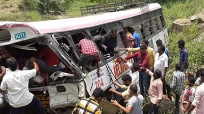 إصابة 49 طالبا إثر سقوط حافلة في قناة مياه بالهند