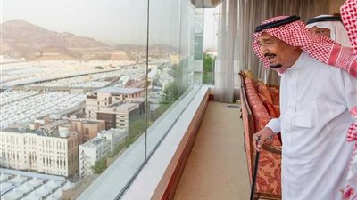 بالصور .. الملك سلمان يشرف على راحة الحجاج بعد وصوله إلى
