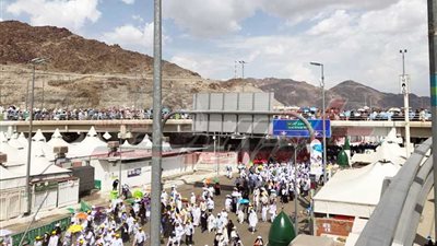 الحجاج المتعجلون يغادرون منى إلى مكة وغدًا الجمرة الأخيرة