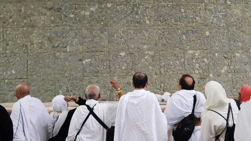 الحجاج يبدأون رمي