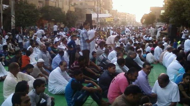 مئات الآلاف يؤدون