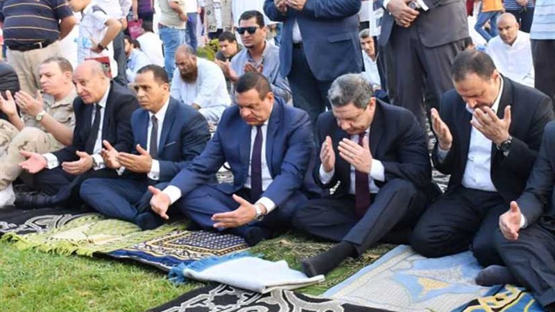 الآلاف يؤدون صلاة