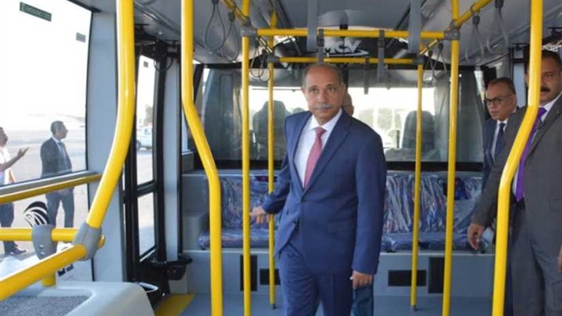 وزير الطيران يتابع