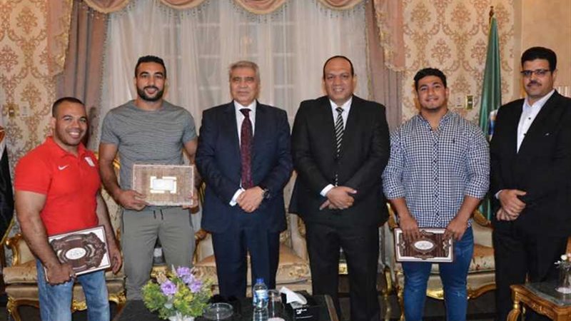 محافظ المنيا يكرم