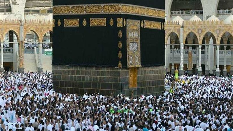 ضيوف الرحمن يؤدون