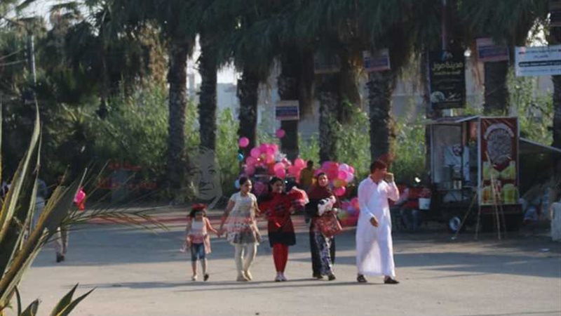 المصريون يواصلون