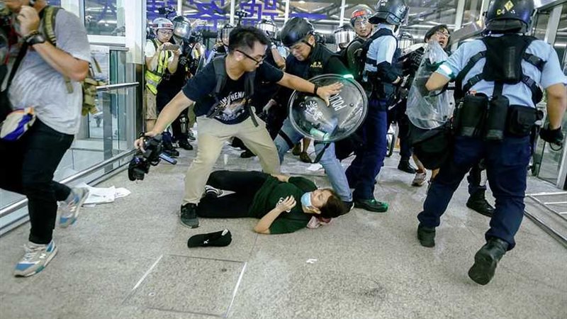 مكافحة الشغب تقتحم