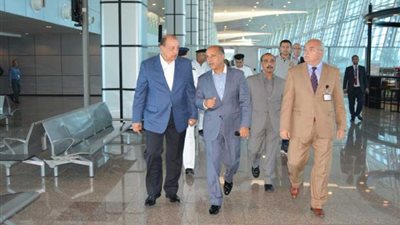 وزير الطيران يتفقد مبنى الركاب 1 و2 بمطار الغردقة