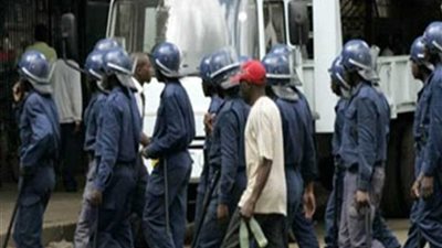 شرطة زيمبابوي تطلق الغاز المسيل للدموع لتفريق احتجاجات مناهضة للحكومة