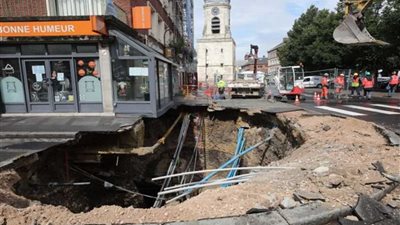 هبوط أرضي يهدد بابتلاع محل بيع 