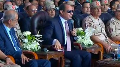 الرئيس السيسي يزيح الستار عن اللوحة التذكارية لمشروع الصوب الزراعية