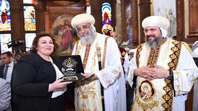 البابا تواضروس يكرم أمينة المواطنة بـ