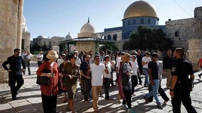 عشرات المستوطنين يقتحمون الأقصى بحماية الاحتلال الإسرائيلي