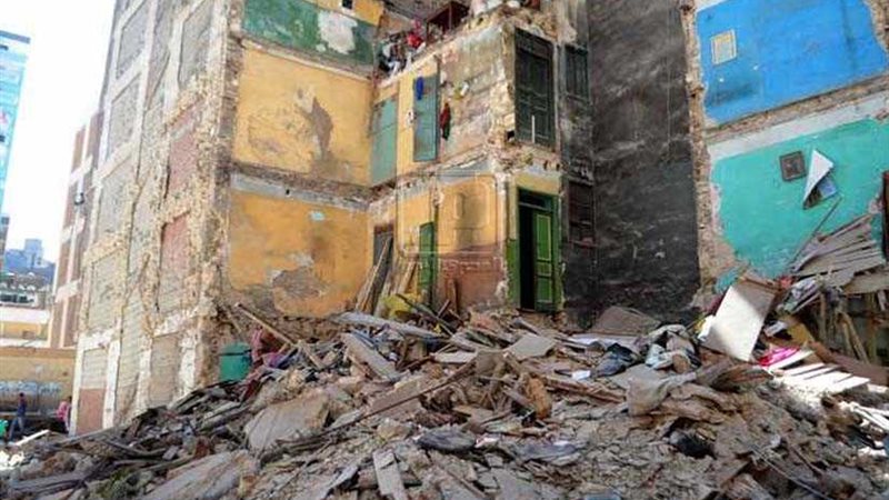 انهيار عقارين واحتجاز