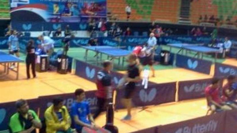 معسكر مغلق يجهز الطاولة