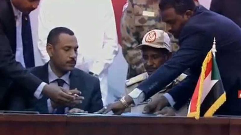 توقيع وثائق ترتيبات