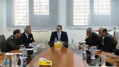 وزير الآثار يجتمع بالعاملين بالمتحف القومي للحضارة