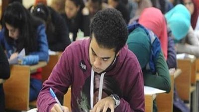 طلاب الثانوية العامة (الدور الثاني) يؤدون امتحان اللغة الأجنبية الأولى