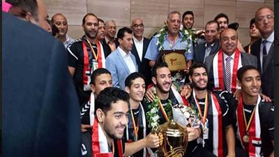 في استقبال أسطوري.. وزير الرياضة يستقبل أبطال اليد (صور)