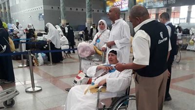 مصر للطيران تواصل إعادة حجاج بيت الله و26 رحلة غدًا لعودة 5700 حاج
