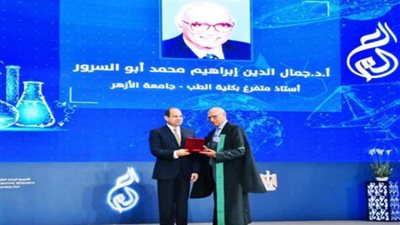 رئيس جامعة الأزهر يهنئ أبو السرور بتكريمه من الرئيس السيسي في عيد العلم
