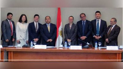 وزير المالية يجتمع مع ممثلي 