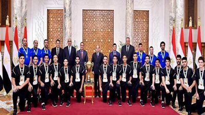 الرئيس السيسي يمنح أبطال اليد وسام الجمهورية من الطبقة الأولى