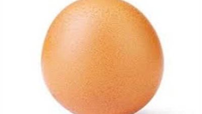 إنجليزي يعثر على مفاجأة في بيضة مسلوقة.. (صور)