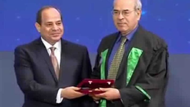 السيسي يكرم اثنين