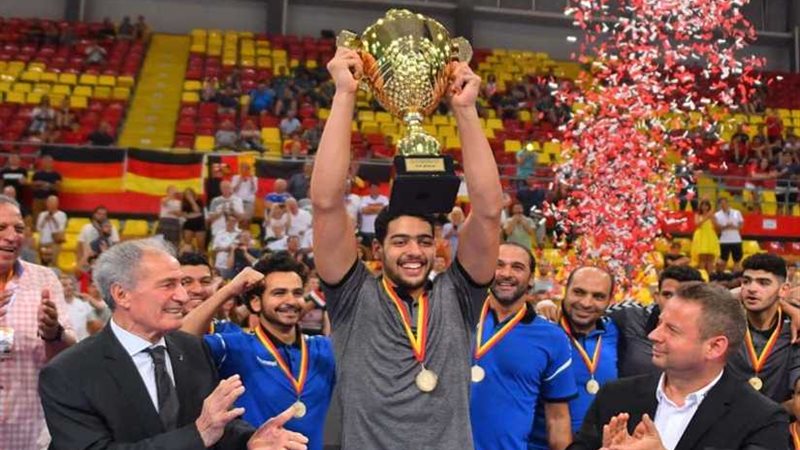 محمد صلاح يهنئ ناشئي