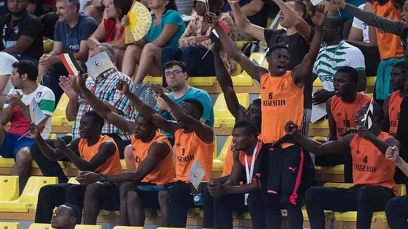 لاعبو نيجيريا يؤازرون