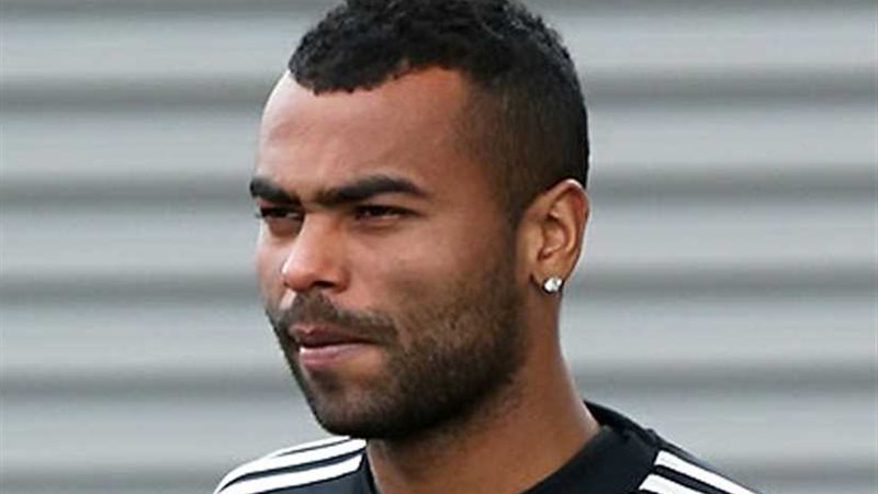 آشلي كول يعلن اعتزال