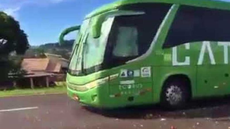 مسلح يحتجز 18 راكبا