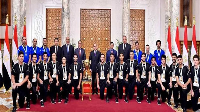 الرئيس السيسي يمنح