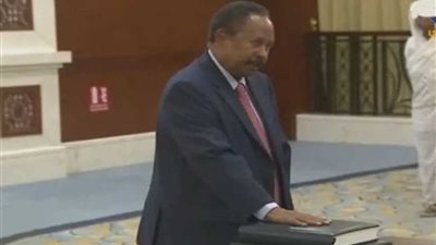 شاهد .. حمدوك يؤدي القسم الدستورية رئيسا لوزراء السودان