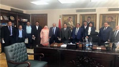 وزير المالية يكرم عددا من «المتميزين» بالمركز اللوجستي بمطار القاهرة