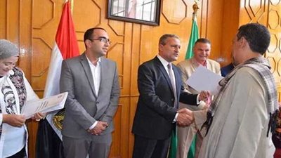 محافظ الإسماعيلية يسلم الدفعة العاشرة من عقود تمليك الأراضي لواضعي اليد الجادين