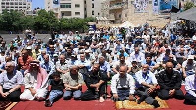 عشرات الفلسطينيين يؤدون صلاة الجمعة في بلدة أبو ديس بالقدس إسنادا للأسرى المضربين