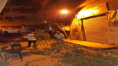 عمال نظافة القاهرة ينقذون خط غاز طبيعي