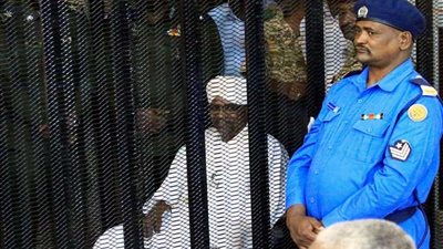 السودان: إرجاء محاكمة البشير إلى السبت المقبل ودفاعه يطلب إطلاق سراحه