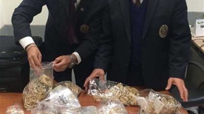 جمارك مطار القاهرة تحبط تهريب مشغولات وأحجار كريمة