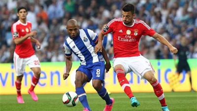 بورتو يفوز على بنفيكا 2-0 في قمة الدوري البرتغالي لكرة القدم