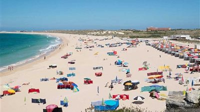 إخلاء شاطئ سياحي بإسبانيا للاشتباه في العثور على قنبلة